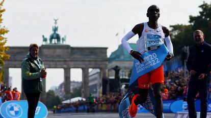 Eliud Kipchoge cruza la meta de la maratón de Berlín tras 2 horas, 1 minuto y 9 segundos.