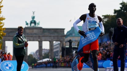 Eliud Kipchoge cruza la meta de la maratón de Berlín tras 2 horas, 1 minuto y 9 segundos.