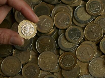 Una persona ense&ntilde;a una moneda de euro de Grecia entre otras monedas de la zona euro en Atenas, Grecia. EFE/Archivo