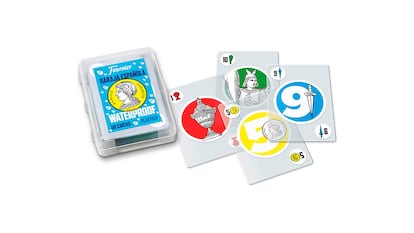 Baraja cartas impermeable sobre fondo blanco