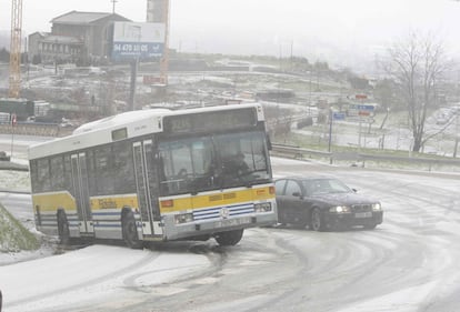 Un autobús patina por la nieve acumulada en la carretera de Enekuri en Bilbao.