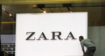 Un trabajador de una tienda de Zara en Madrid.