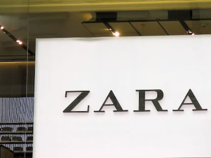 Un trabajador de una tienda de Zara en Madrid.