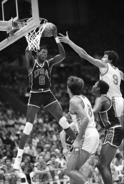 Fernando Romay disputa un rebote ante el estadounidense Patrick Ewing en la final de los Juegos Olímpicos de Los Ángeles 1984.