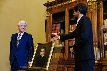 El presidente de la Fundación Giner de los Ríos, José García-Velasco (izquierda), y el ministro de Cultura, Ernest Urtasun, posan junto al cuadro 'Don Francisco Giner de los Ríos, niño', de Manuel Ojeda y Siles, este jueves en el acto de devolución en la Biblioteca Nacional, en una imagen facilitada por Cultura.