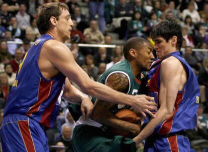 Los jugadores del Barça y el Unicaja luchan por el balón
