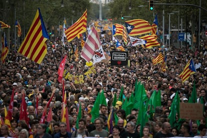 Un momento de la manifestación que ha discurrido por el centro de Barcelona para protestar contra la sentencia del 'procés' y para reclamar la independencia.