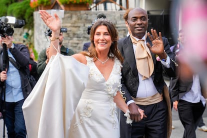 La princesa ha lucido un vestido de color marfil con flores que sobresalen del tejido, además de una tiara muy especial: su abuelo, el rey Olaf V de Noruega, se la regaló en su 18 cumpleaños, en septiembre de 1989.