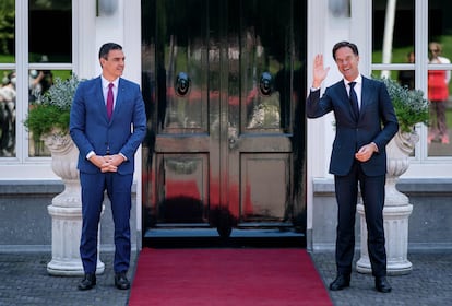 Mark Rutte (izquierda)  y Pedro Sánchez, antes de comenzar su reunión.