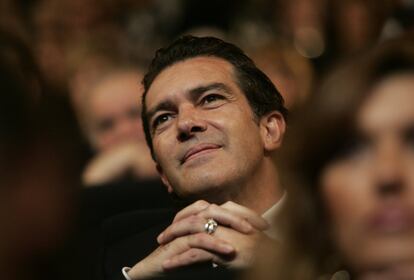 <b>2006. </b>Diecinueve años después de pisar por última vez los Goya, Antonio Banderas retornó a la gala -“Es emocionante volver a casa”- para entregar un premio, el de mejor película, que fue para La vida secreta de las palabras, de Isabel Coixet.