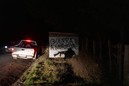 El 4 de septiembre, los chilenos votarán una nueva constitución que destaca los derechos indígenas y la restitución de su territorio, pero que también condena los ataques violentos contra las industrias agrícola, maderera y energética por parte de algunos grupos que reclaman tierras ancestrales mapuches. En la imagen, un hombre mapuche escribe la frase "Guerra a Noruega" cerca de la entrada a la construcción de una planta hidroeléctrica propiedad de la empresa noruega Statkraft, en Carimallín, el 25 de junio de 2022. 