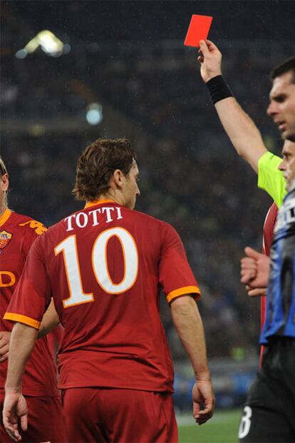 El colegiado muestra la cartulina roja a Totti.