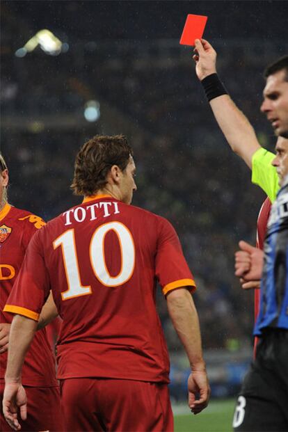 El colegiado muestra la cartulina roja a Totti.