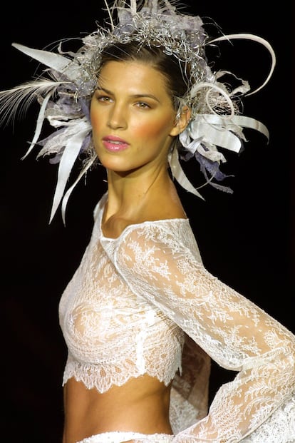 La modelo española Laura Sánchez en un desfile en 2001.