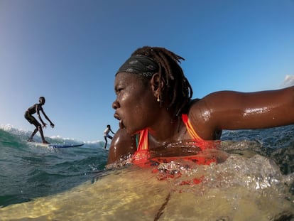 Khadjou Sambe surfea durante una sesión de entrenamiento frente a la costa de Ngor, Dakar, Senegal, el 18 de agosto de 2020. "Siempre me digo, cuando me despierto por la mañana, 'Khadjou, tú tienes algo que hacer, representas algo en todas partes del mundo, debes ir directa al grano, no te rindas, lo que la gente diga, lo que digan, no escuches, avanza para que todas puedan levantarse y puedan surfear".