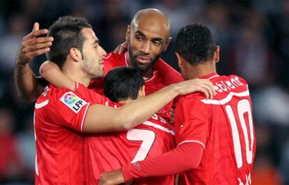 Los jugadores del Sevilla celebran un tanto de Kanouté ante la Real Sociedad.