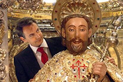 El jefe del Gobierno español, José Luis Rodríguez Zapatero, realiza el rito de los peregrinos de abrazar la imagen del apóstol Santiago el 25 de julio de 2004.