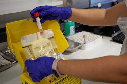 Recepción de muestras de un paciente con síntomas respiratorios en el Hospital San Pedro de La Rioja.