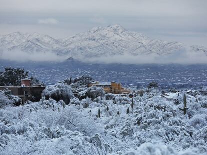 Las montañas de la ciudad de Tucson, en Arizona, cubiertas de nieve, el pasado 2 de marzo.