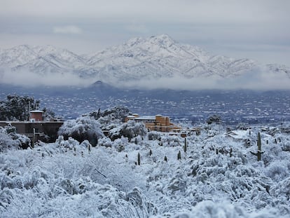 Las montañas de la ciudad de Tucson, en Arizona, cubiertas de nieve, el pasado 2 de marzo.