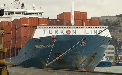 Un barco mercante en el puerto de Barcelona.