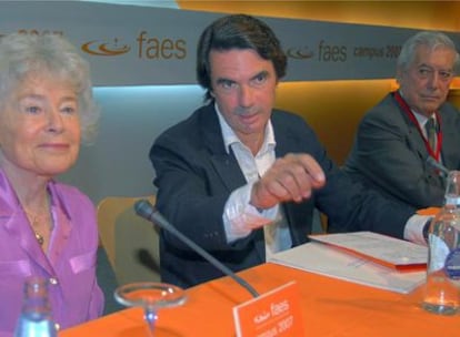 Aznar, junto a Mario Vargas Llosa y Claude Sarraute, viuda del filósofo francés Jean François Revel