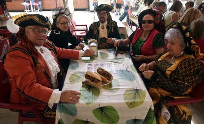 Un grupo de personas con sus 'trajes goyescos' se toman un descanso.