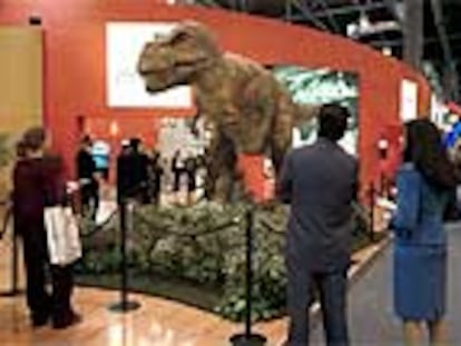 La copia del Tiranosaurio Rex que se exhibe en el espacio de Aragón en Fitur mueve la cabeza, el cuerpo y la cola, y emite amedrentadores rugidos.