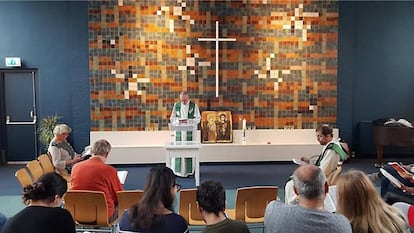 Interior del templo de La Haya en el que se protege a una familia armenia de la deportación. 