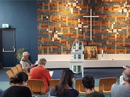 Interior da igreja de Haia em que uma família armênia é protegida da deportação.