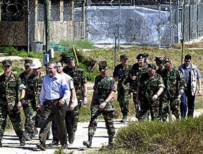 El jefe del Pentágono, Donald Rumsfeld, después de su visita al campo de prisioneros de Guantánamo.