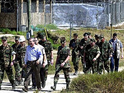 El jefe del Pentágono, Donald Rumsfeld, después de su visita al campo de prisioneros de Guantánamo.