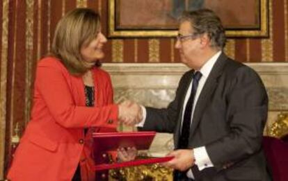 La ministra de Empleo y Seguridad Social, Fátima Báñez y el alcalde de Sevilla, Juan Ignacio Zoido, tras firmar un convenio de adhesión del Ayuntamiento a la "Estrategia de emprendimiento y empleo joven 2013-2016" hoy en Sevilla.