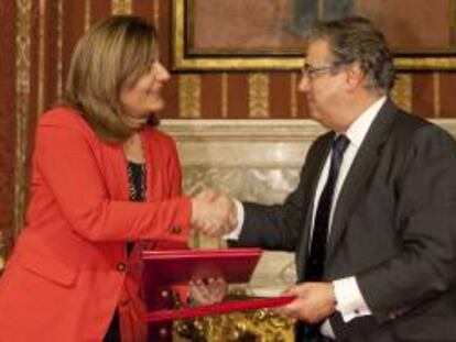 La ministra de Empleo y Seguridad Social, Fátima Báñez y el alcalde de Sevilla, Juan Ignacio Zoido, tras firmar un convenio de adhesión del Ayuntamiento a la "Estrategia de emprendimiento y empleo joven 2013-2016" hoy en Sevilla.