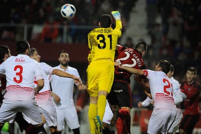 David Soria despeja el balón ante Alex García.