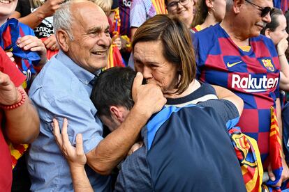 El entrenador del Barcelona, Jonatan Giraldez (centro), celebra la victoria junto a sus padres. 