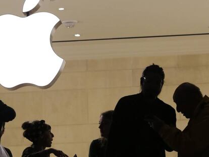 Clientes en una tienda de Apple en Nueva York