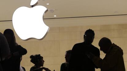 Clientes en una tienda de Apple en Nueva York