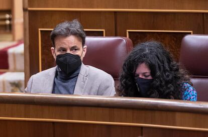 El presidente del grupo parlamentario de Unidas Podemos en el Congreso, Jaume Asens, y la portavoz adjunta de Unidas Podemos, Sofía Castañón, este miércoles en el Congreso.