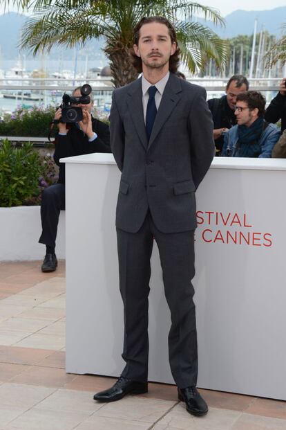 Shia Labeouf también estuvo en el photocall de Lawless luciendo melenita y barba de meses.