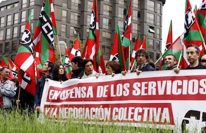 Un momento de la protesta realizada por CC OO en el centro de Bilbao.
