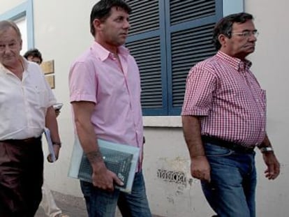 Pedro Maza, tercero por la izquierda, tras la reuni&oacute;n con la representaci&oacute;n de Gibraltar.