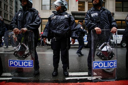 Agentes del Departamento de Policía de Nueva York observan la protesta.