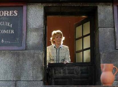 Esperanza Aguirre, asomada ayer desde un decorado del Arco de Cuchilleros ideado por Gil Parrondo.