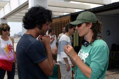 María Ripoll da instrucciones a Javier Pereira durante el rodaje.