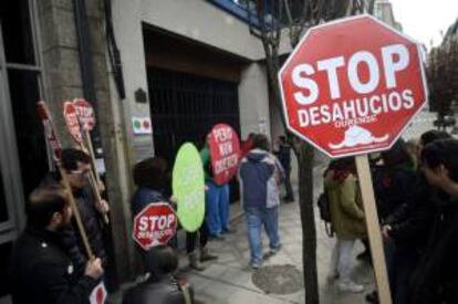 La plataforma Stop Desahucios de Ourense, durante un escrache. EFE/Archivo