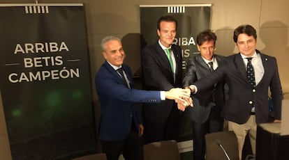 Alfonso Pérez Muñoz posa con Rafael Salas, que aspira a presidir el Betis.