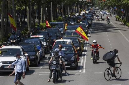 Caravana de coches durante la marcha convocada por Vox, en Barcelona.