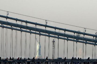 Un grupo de personas cruza a pie el puente de Brooklyn, durante el tercer día de huelga de transportes en Nueva York.