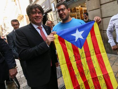 Puigdemont amb un ciutad&agrave; pro independentista. 